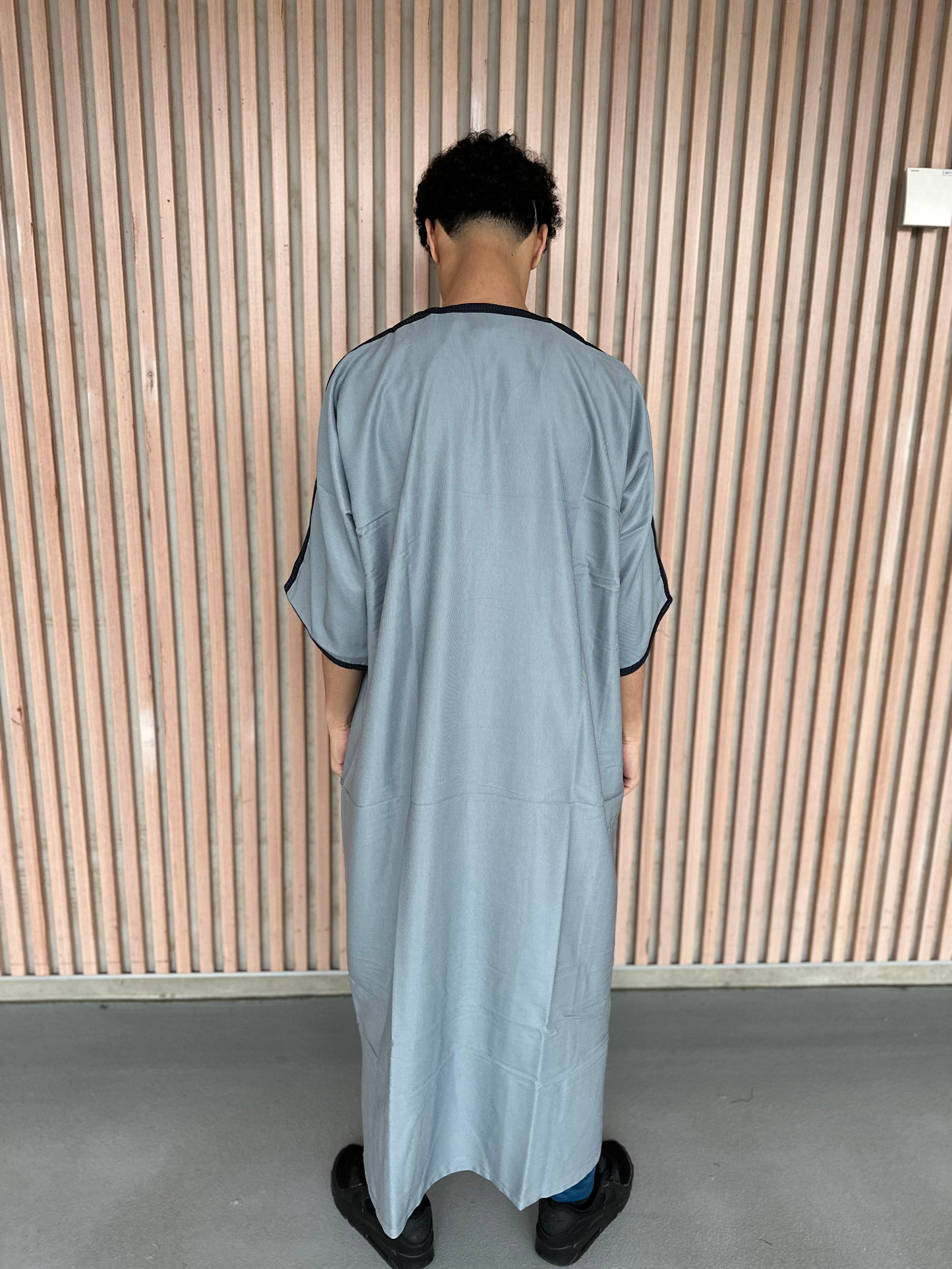 Heren abaya grijs met zwarte kraag korte mouwen