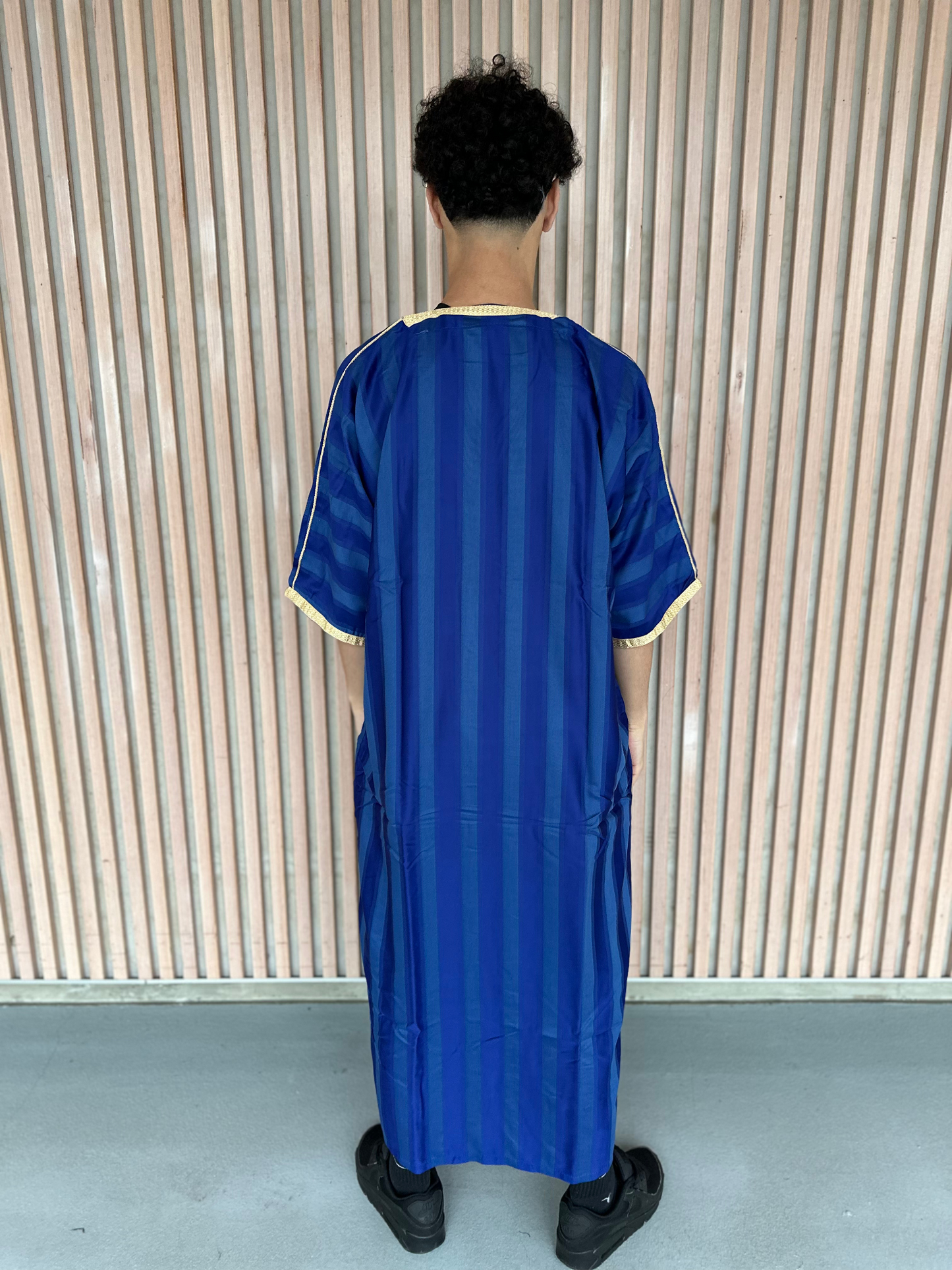 Heren abaya donkerblauw met gouden kraag strepen korte mouwen