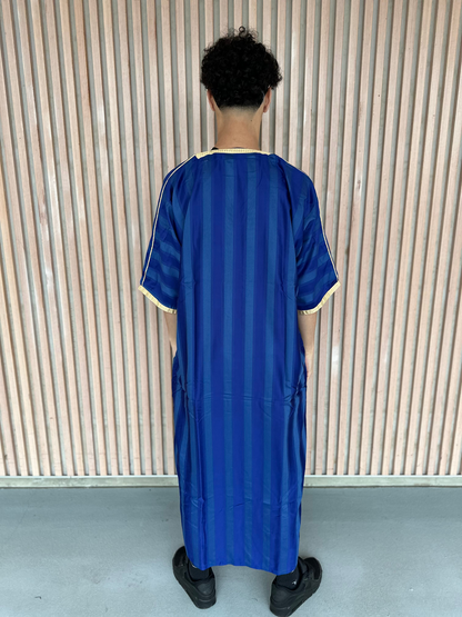 Heren abaya donkerblauw met gouden kraag strepen korte mouwen