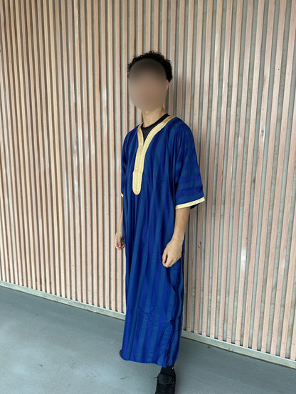 Heren abaya donkerblauw met gouden kraag strepen korte mouwen