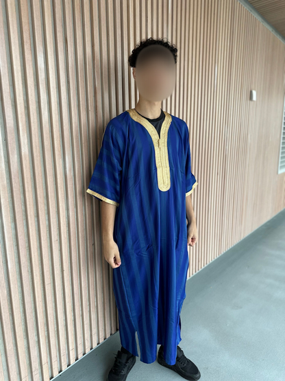 Heren abaya donkerblauw met gouden kraag strepen korte mouwen