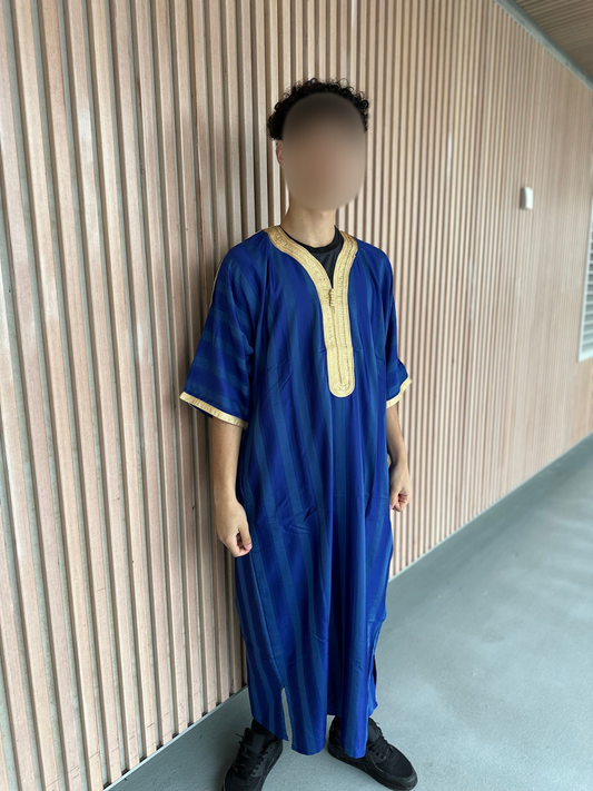 Heren abaya donkerblauw met gouden kraag strepen korte mouwen
