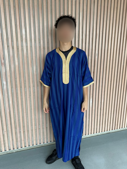 Heren abaya donkerblauw met gouden kraag strepen korte mouwen