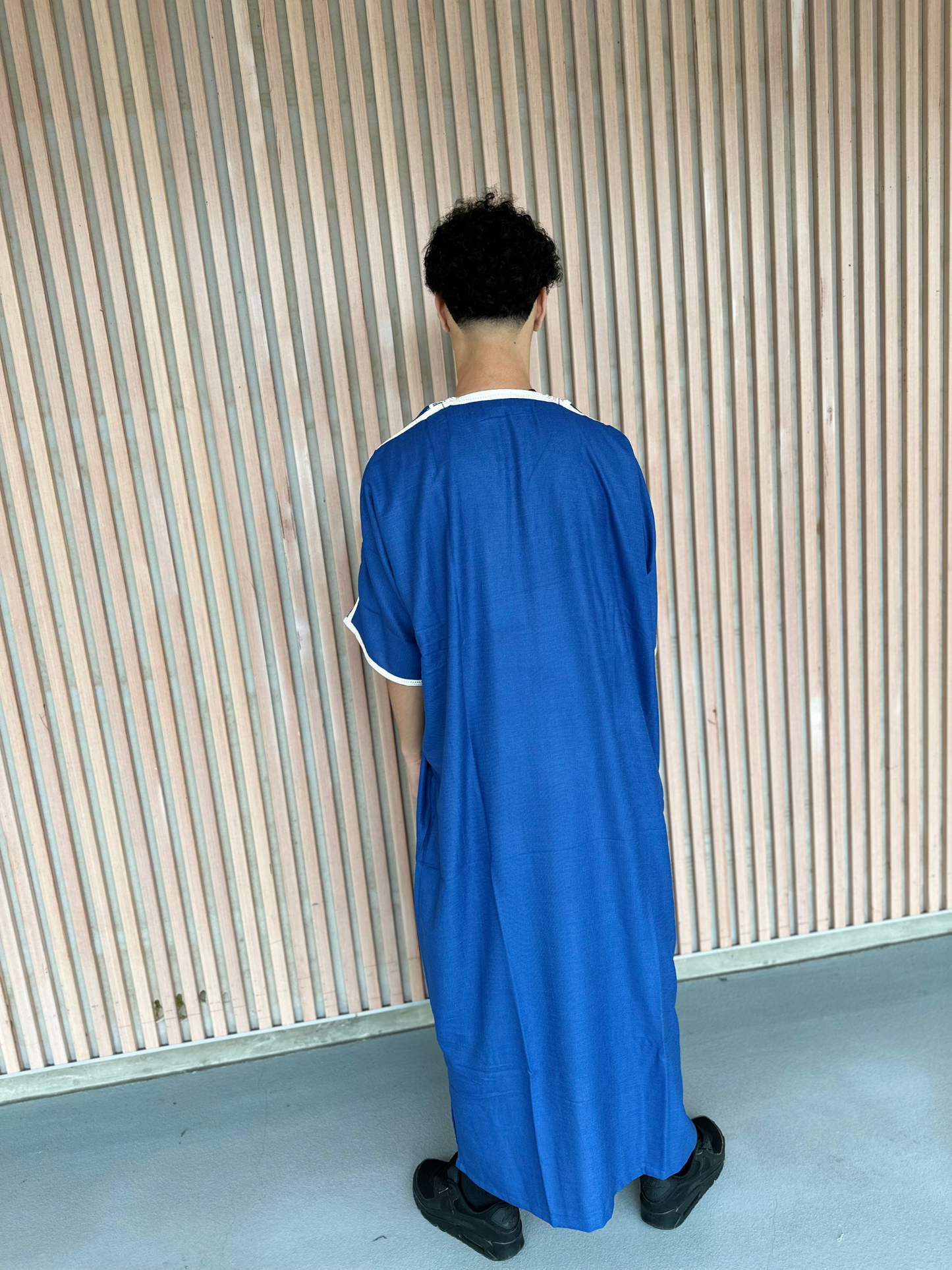 Heren abaya donkerblauw met witte kraag korte mouwen