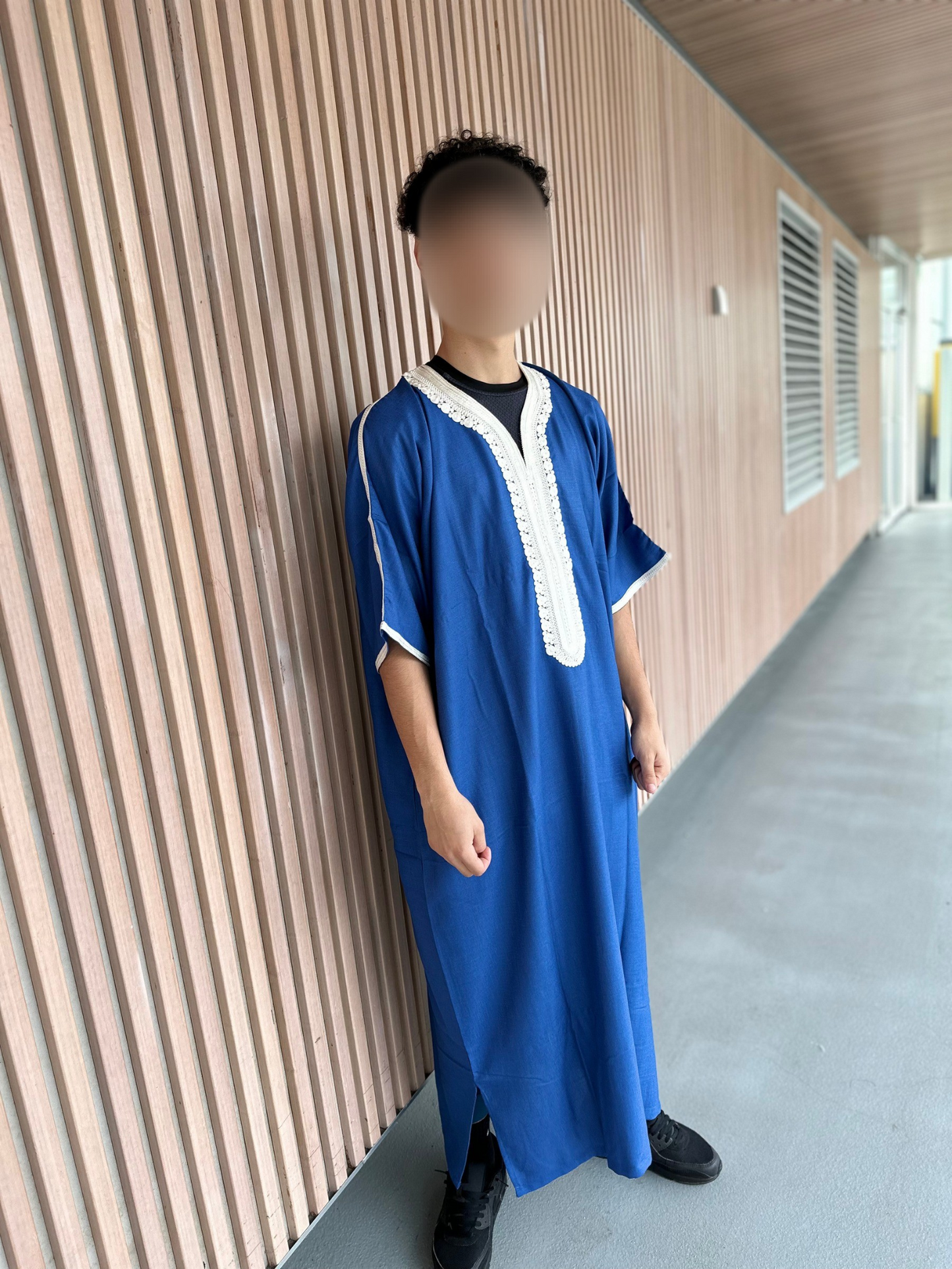 Heren abaya donkerblauw met witte kraag korte mouwen