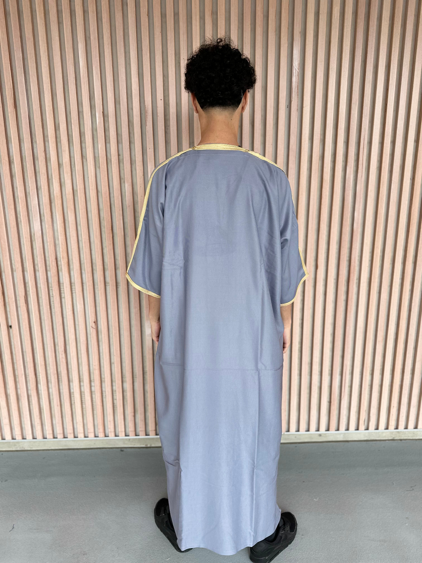 Heren abaya grijs met gouden kraag korte mouwen