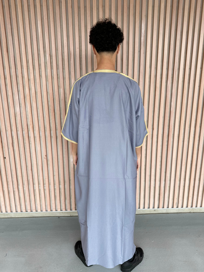 Heren abaya grijs met gouden kraag korte mouwen