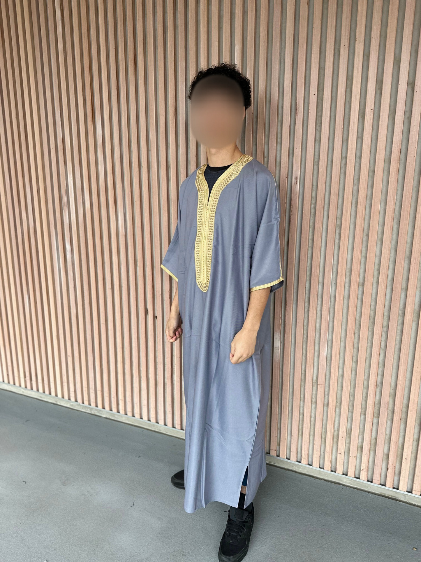 Heren abaya grijs met gouden kraag korte mouwen