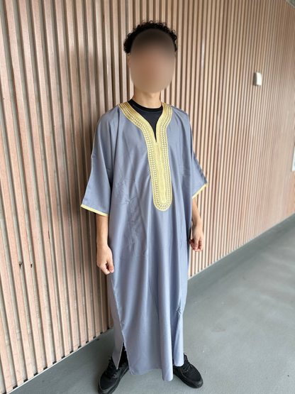 Heren abaya grijs met gouden kraag korte mouwen