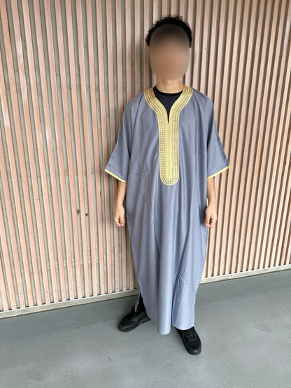 Heren abaya grijs met gouden kraag korte mouwen