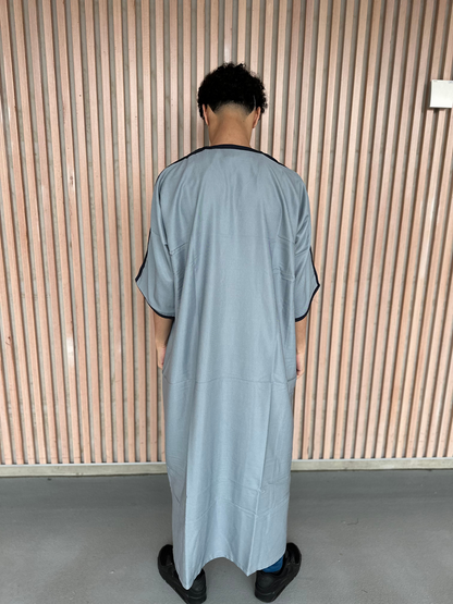 Heren abaya grijs met zwarte kraag korte mouwen