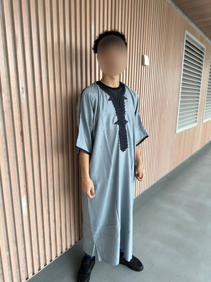 Heren abaya grijs met zwarte kraag korte mouwen