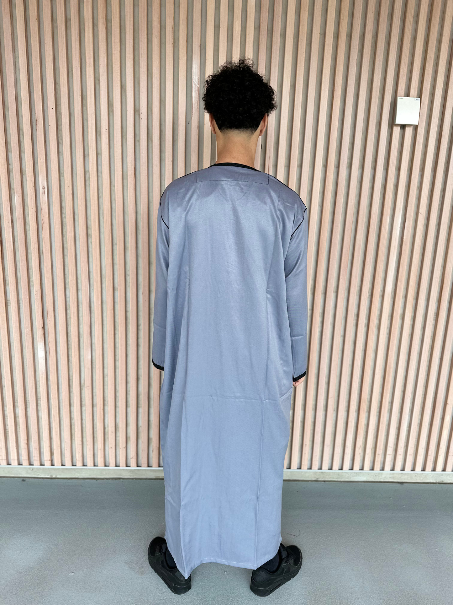 Heren abaya grijs met zwarte kraag lange model