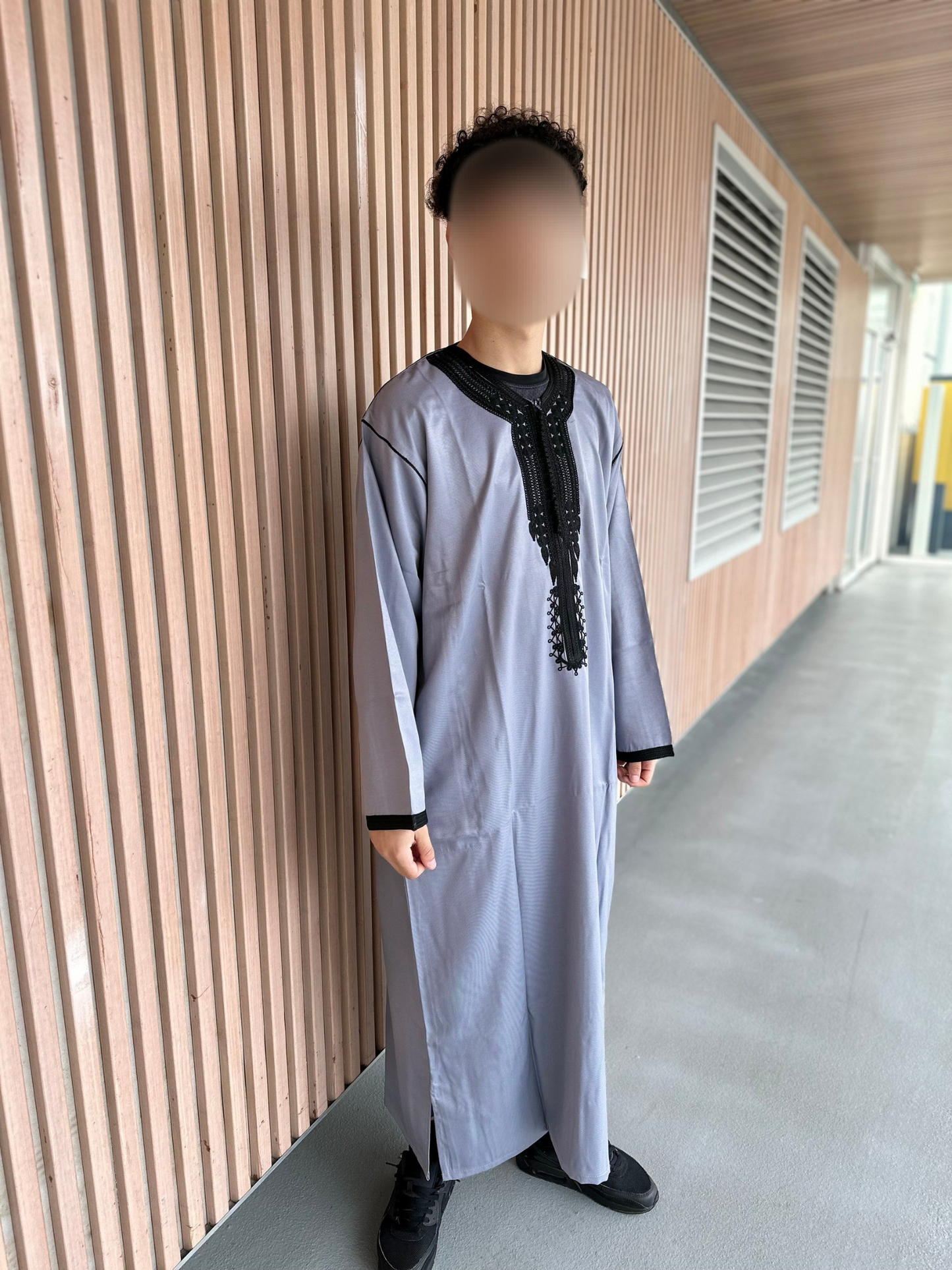 Heren abaya grijs met zwarte kraag lange model