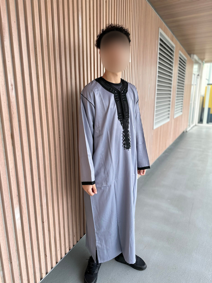 Heren abaya grijs met zwarte kraag lange model