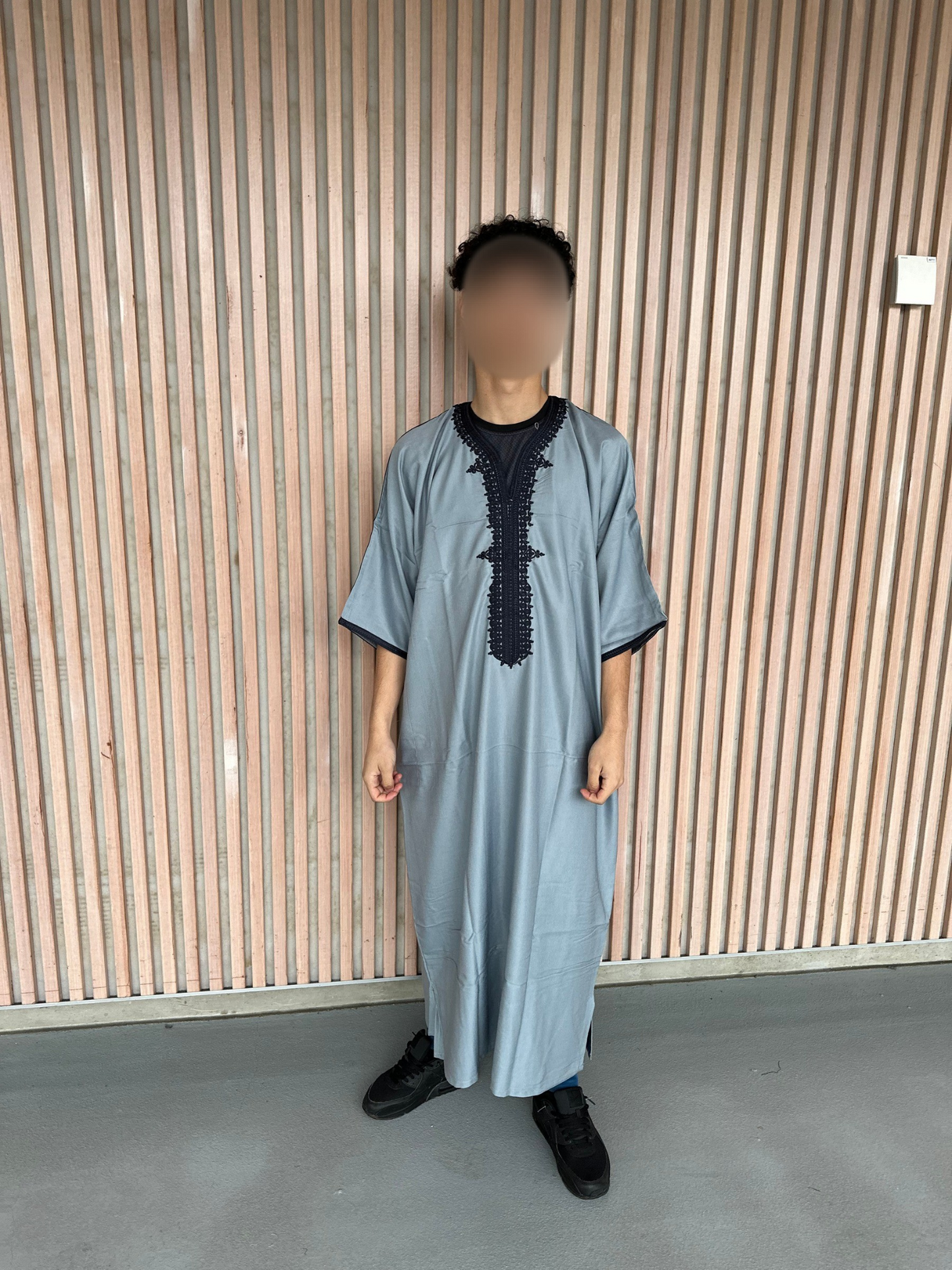 Heren abaya grijs met zwarte kraag korte mouwen