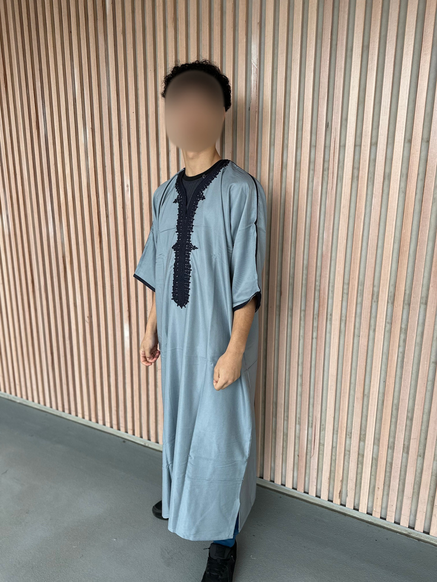 Heren abaya grijs met zwarte kraag korte mouwen