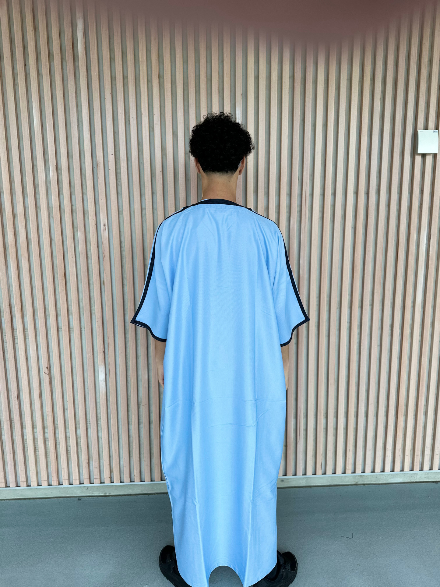 Heren abaya lichtblauw met zwarte kraag korte mouwen