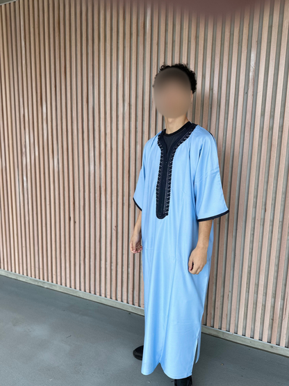 Heren abaya lichtblauw met zwarte kraag korte mouwen