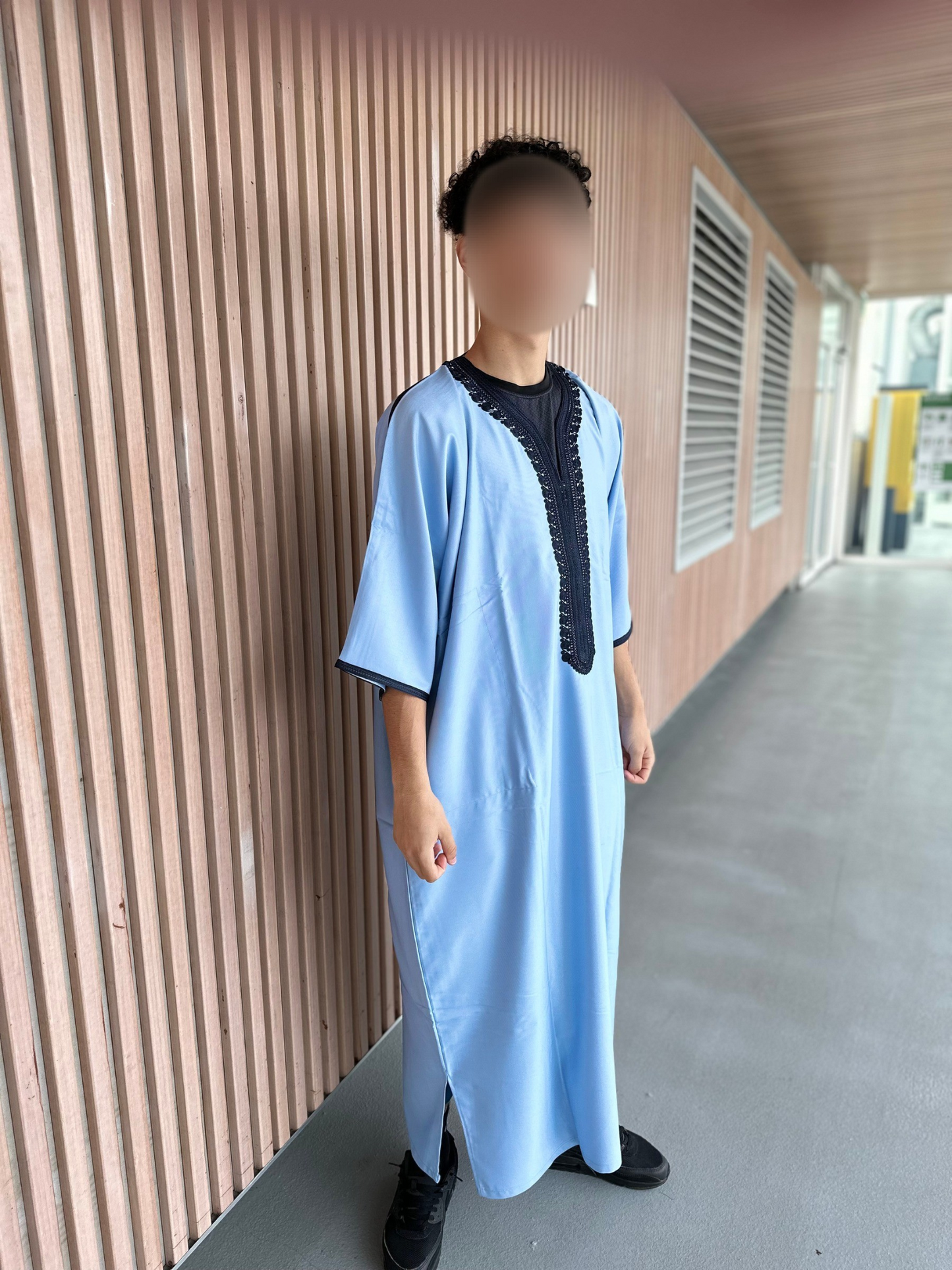 Heren abaya lichtblauw met zwarte kraag korte mouwen