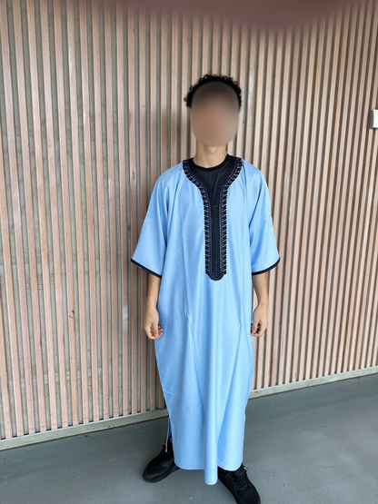 Heren abaya lichtblauw met zwarte kraag korte mouwen