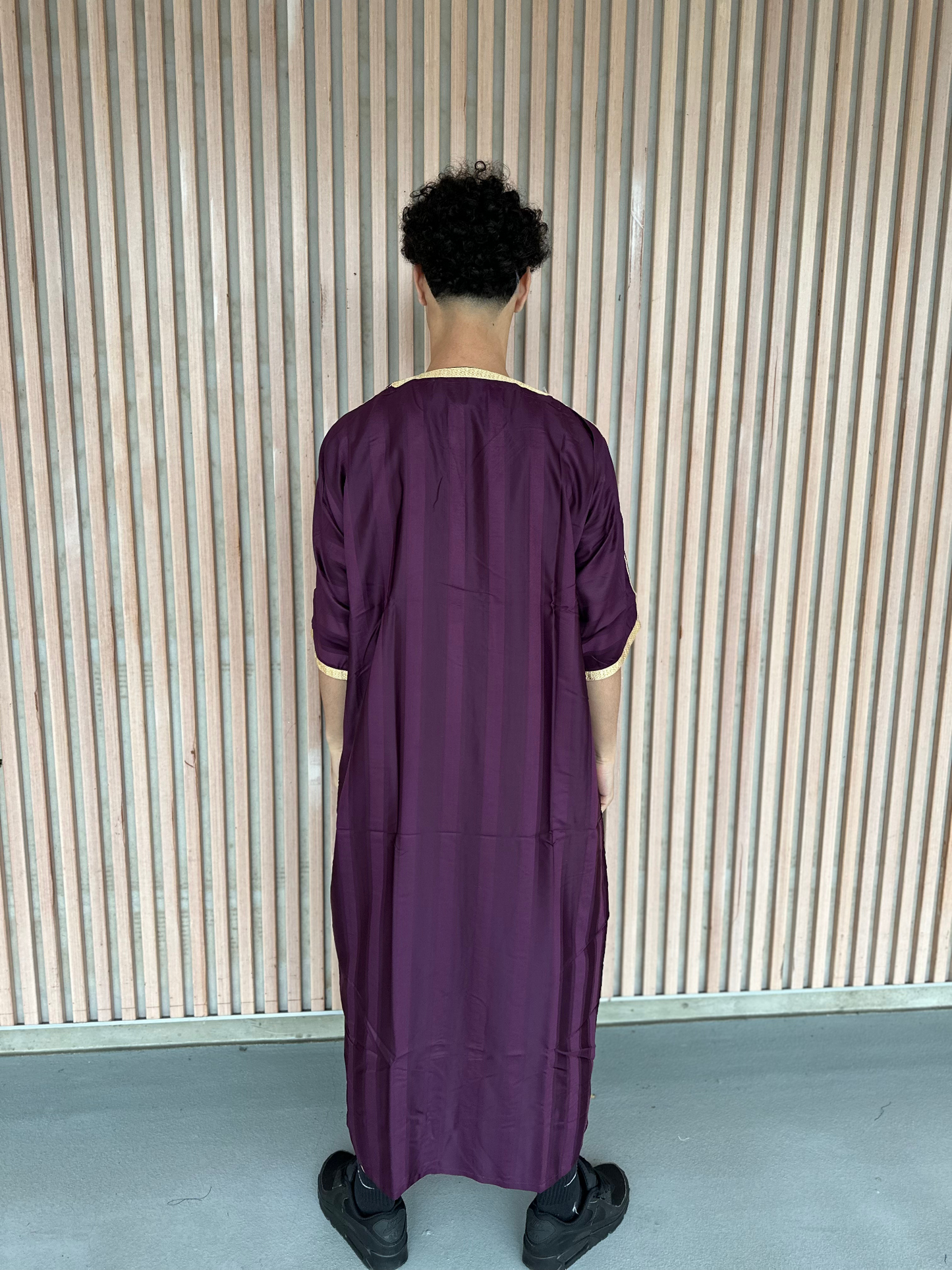 Heren abaya paars met gouden kraag korte mouwen