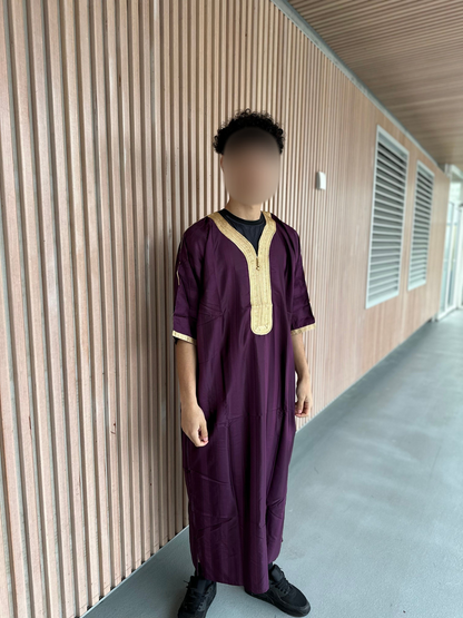Heren abaya paars met gouden kraag korte mouwen
