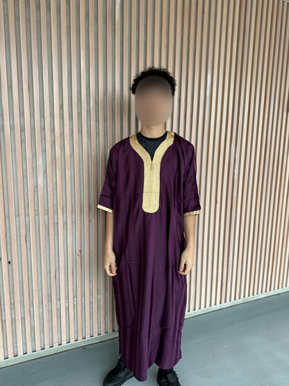 Heren abaya paars met gouden kraag korte mouwen