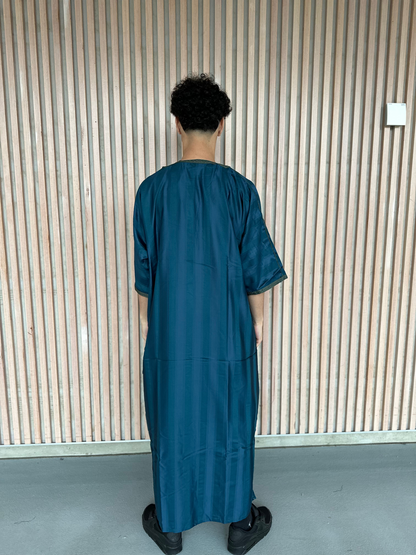 Heren abaya turquoise met groene kraag strepen korte mouwen