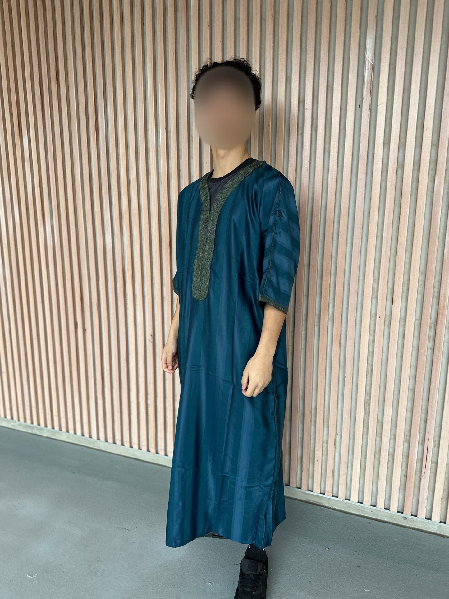 Heren abaya turquoise met groene kraag strepen korte mouwen