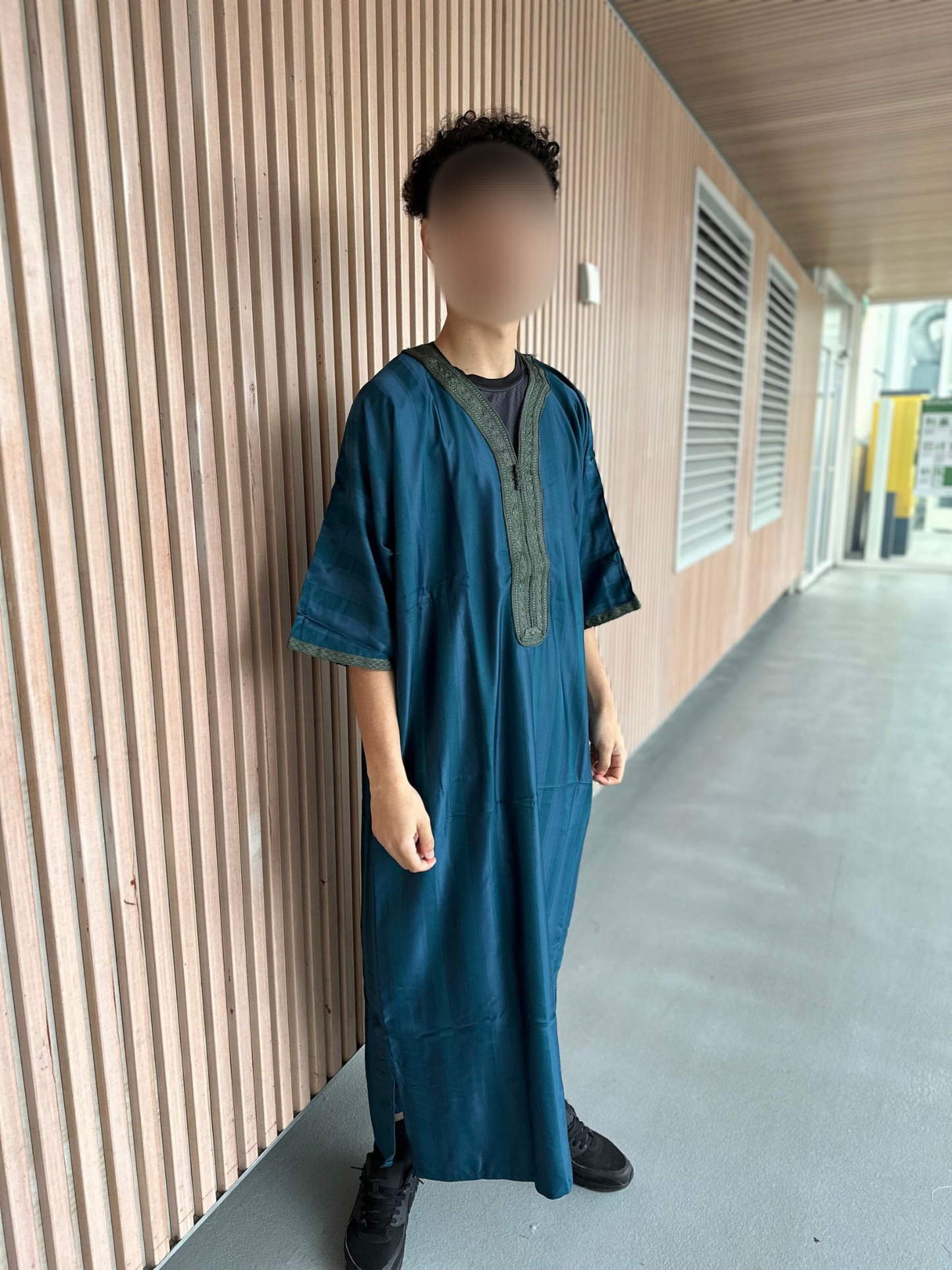 Heren abaya turquoise met groene kraag strepen korte mouwen