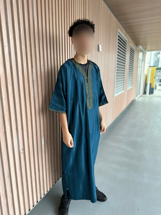 Heren abaya turquoise met groene kraag strepen korte mouwen