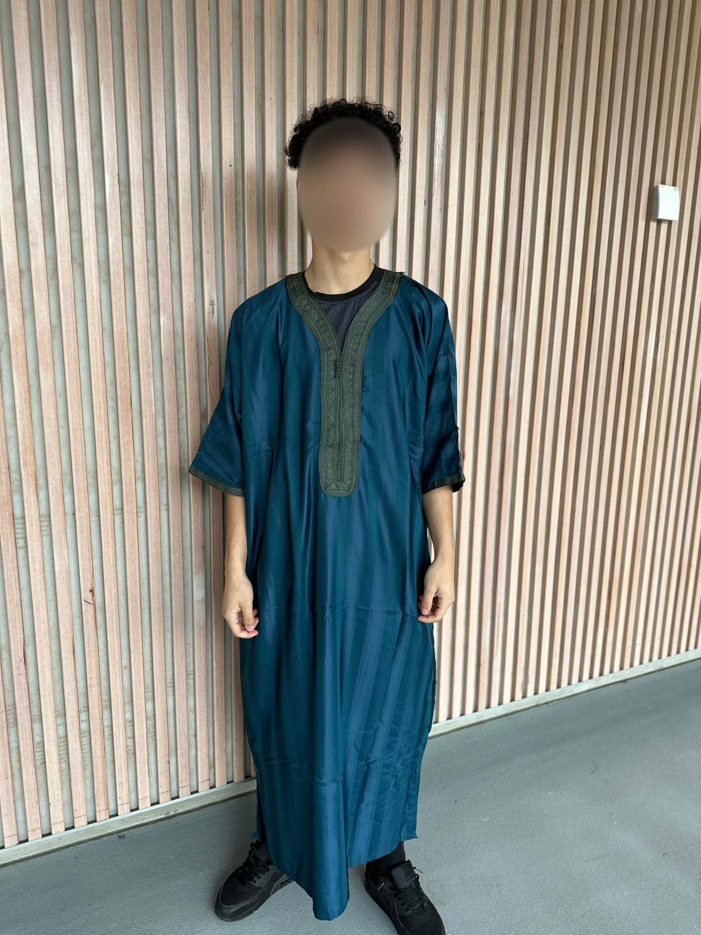 Heren abaya turquoise met groene kraag strepen korte mouwen