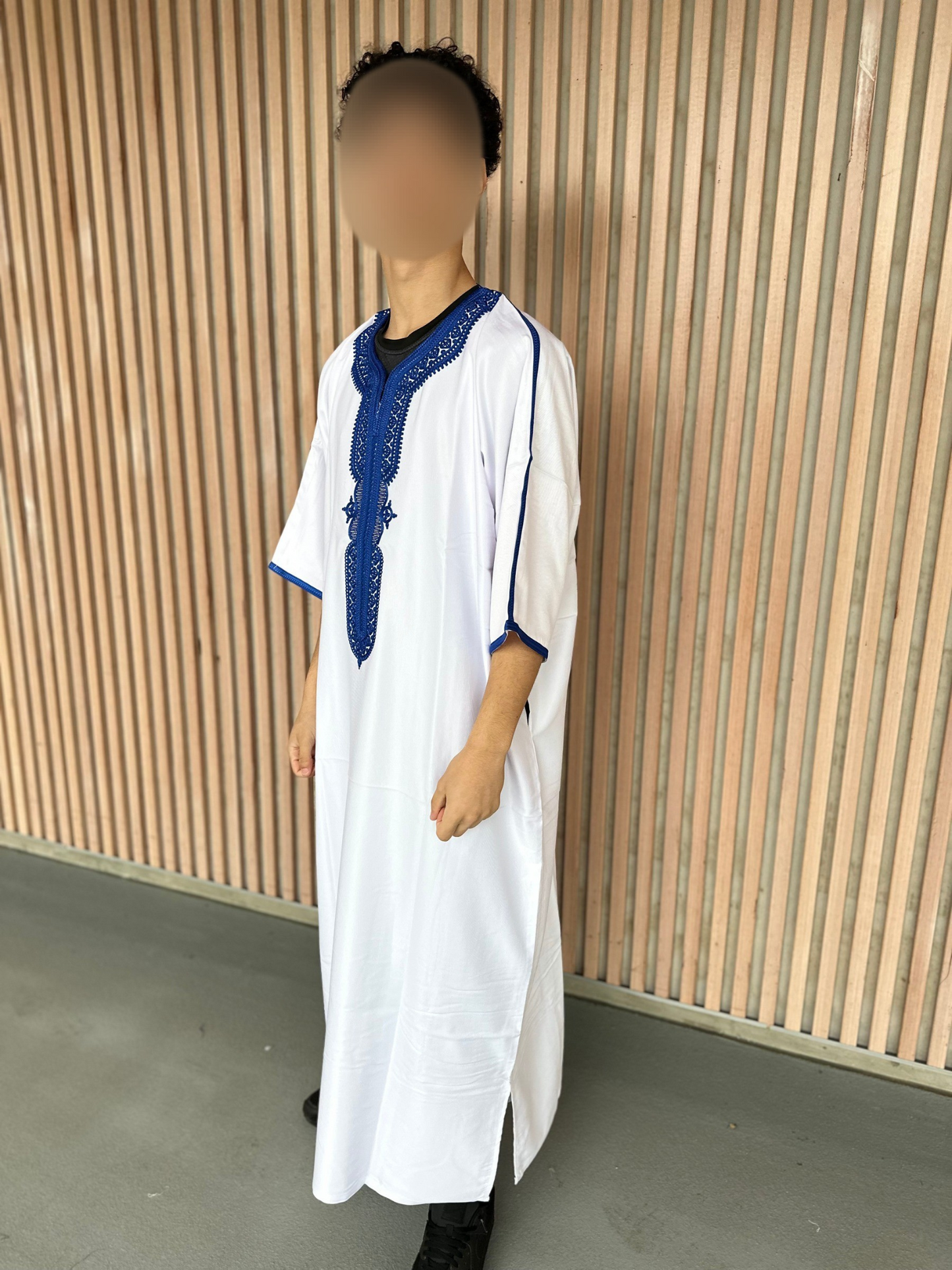 Heren abaya wit met blauwe kraag korte mouwen
