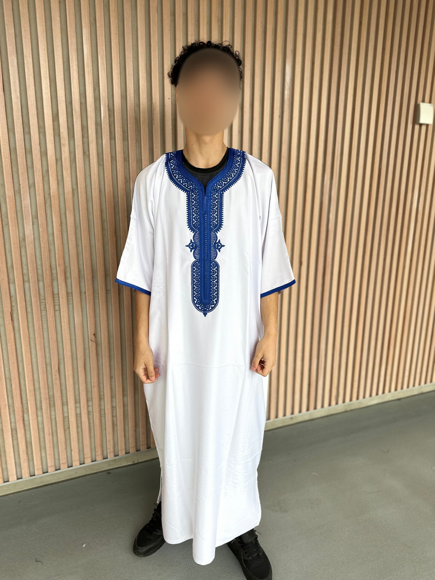 Heren abaya wit met blauwe kraag korte mouwen