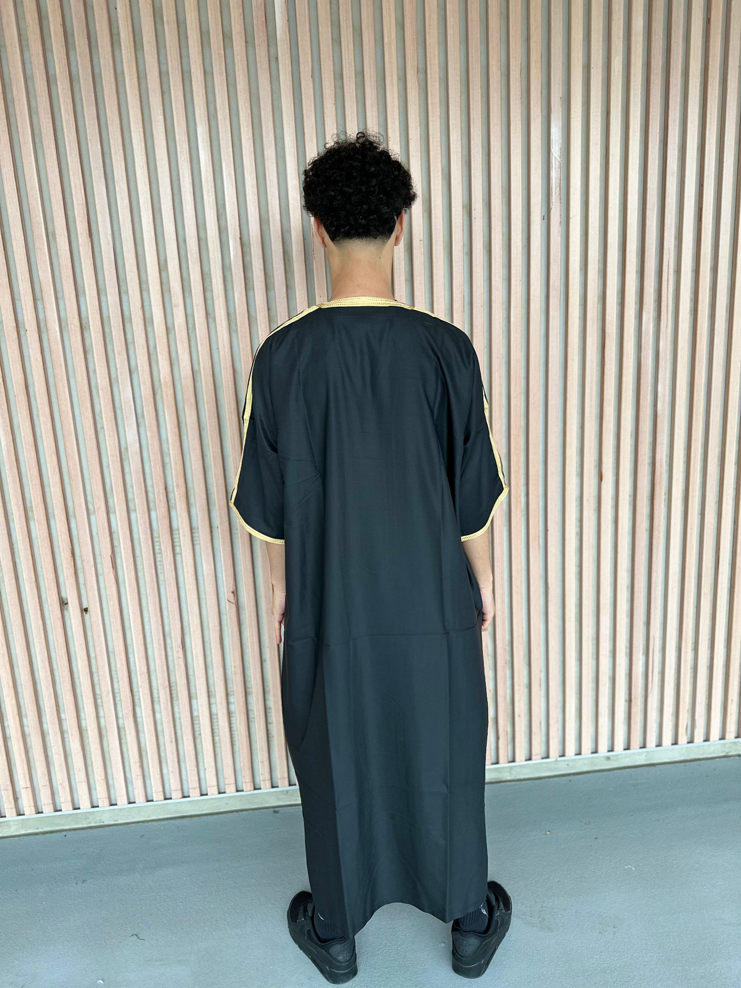 Heren abaya zwart met gouden kraag korte mouwen