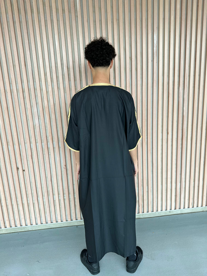 Heren abaya zwart met gouden kraag korte mouwen