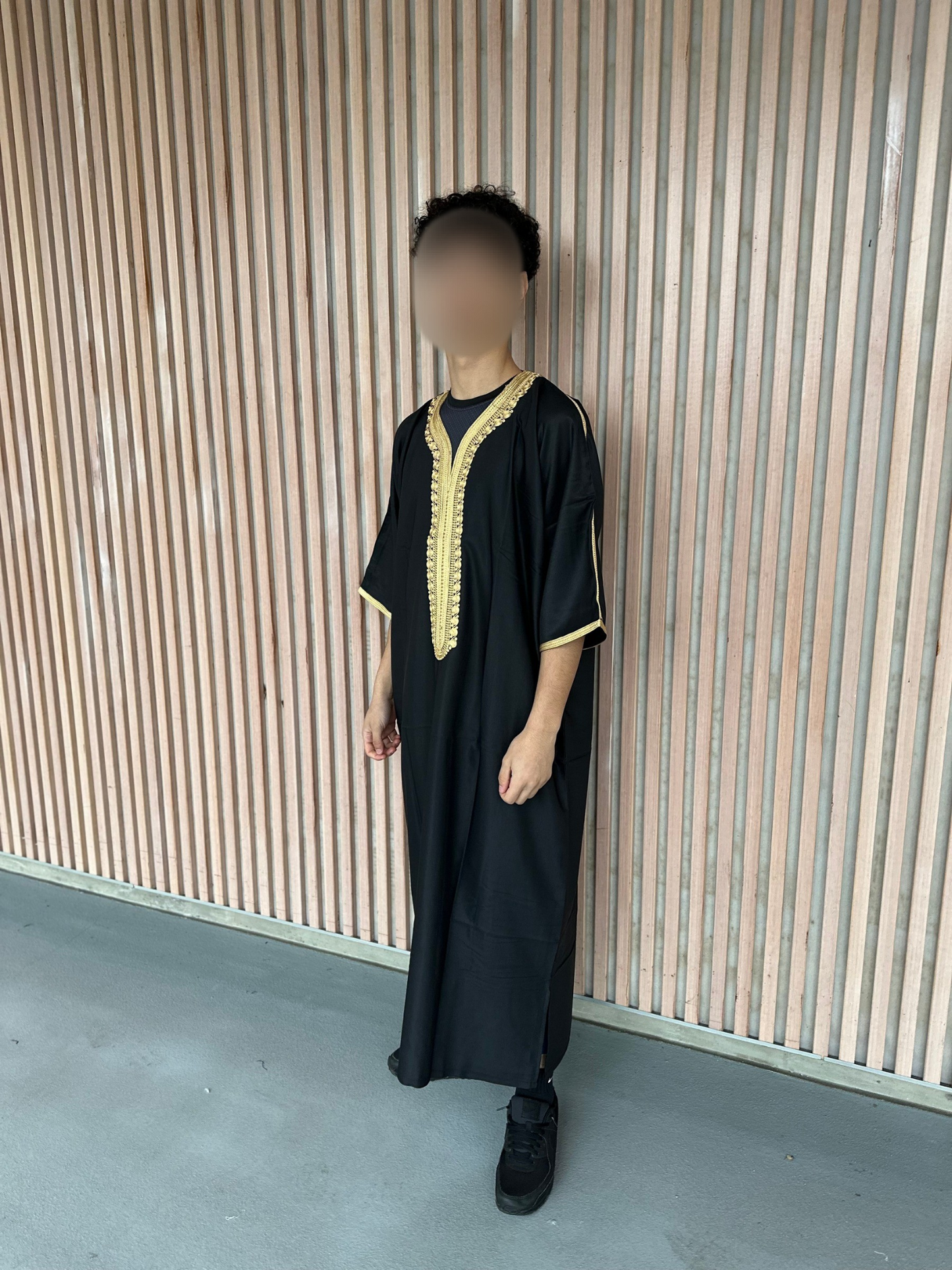 Heren abaya zwart met gouden kraag korte mouwen