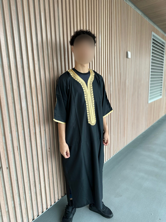 Heren abaya zwart met gouden kraag korte mouwen