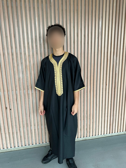 Heren abaya zwart met gouden kraag korte mouwen